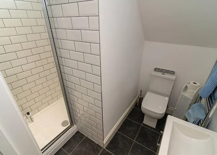 Spacious 3-Bed, Town Centre, Parking, Near Beach